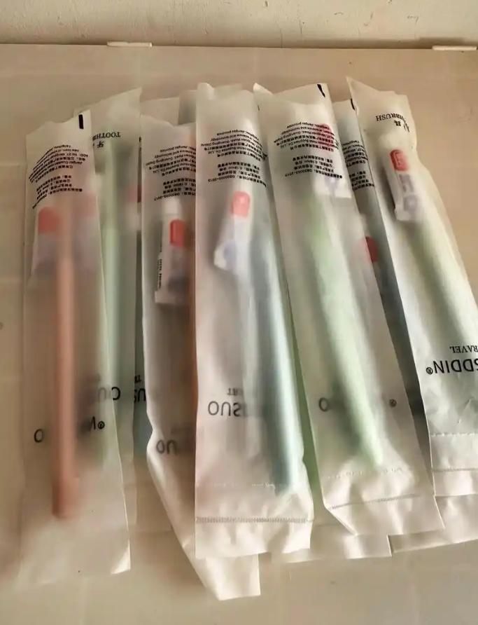 如果不是央视记者卧底暗访，这事还要瞒我们多久？堆积如山的废旧化工桶、破拖鞋，在作