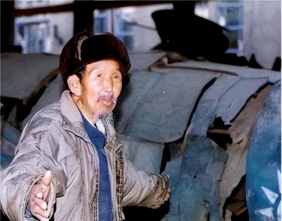 1996年，一个寒冷的冬天，一位七旬老人来到本溪一部队，含泪对首长说：“报告首长