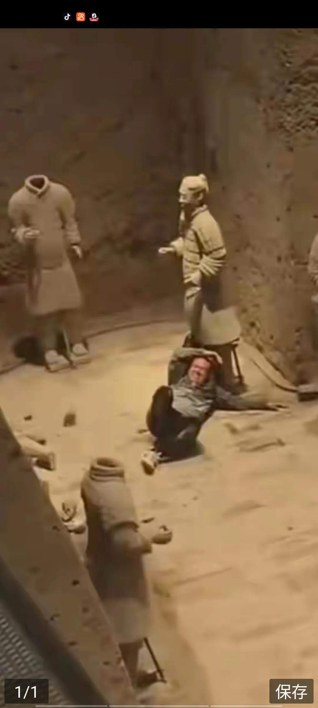突发！西安兵马俑3号坑于30日下午6时许发生这样一件事：一名男子当着众人的面跳入