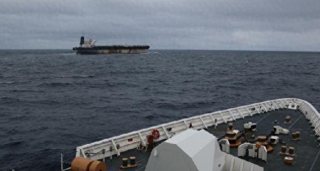 英国直接对俄下死手，授权登船拦截扣人，544艘俄“影子舰队”船只彻底被锁死，欧洲