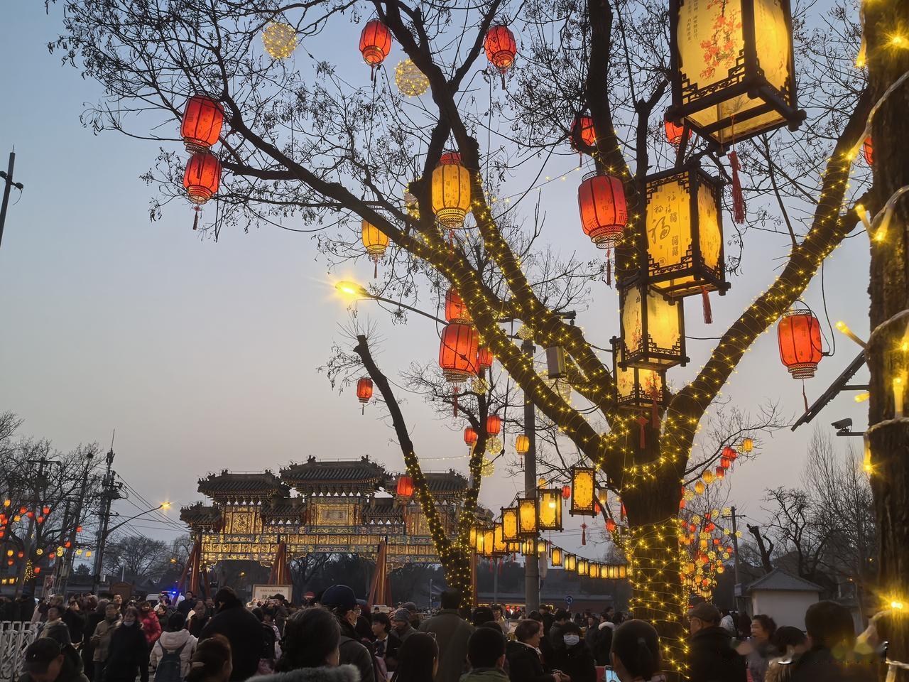 霓虹灯火华彩岁
同庆颐和太平年