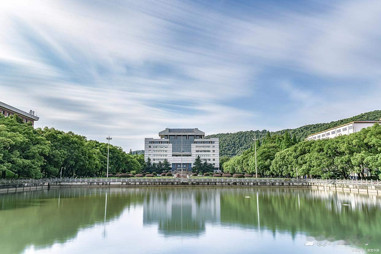 中国矿业大学（徐州）和中国矿业大学（北京）
1. 中国矿业大学
地理位置：
南湖