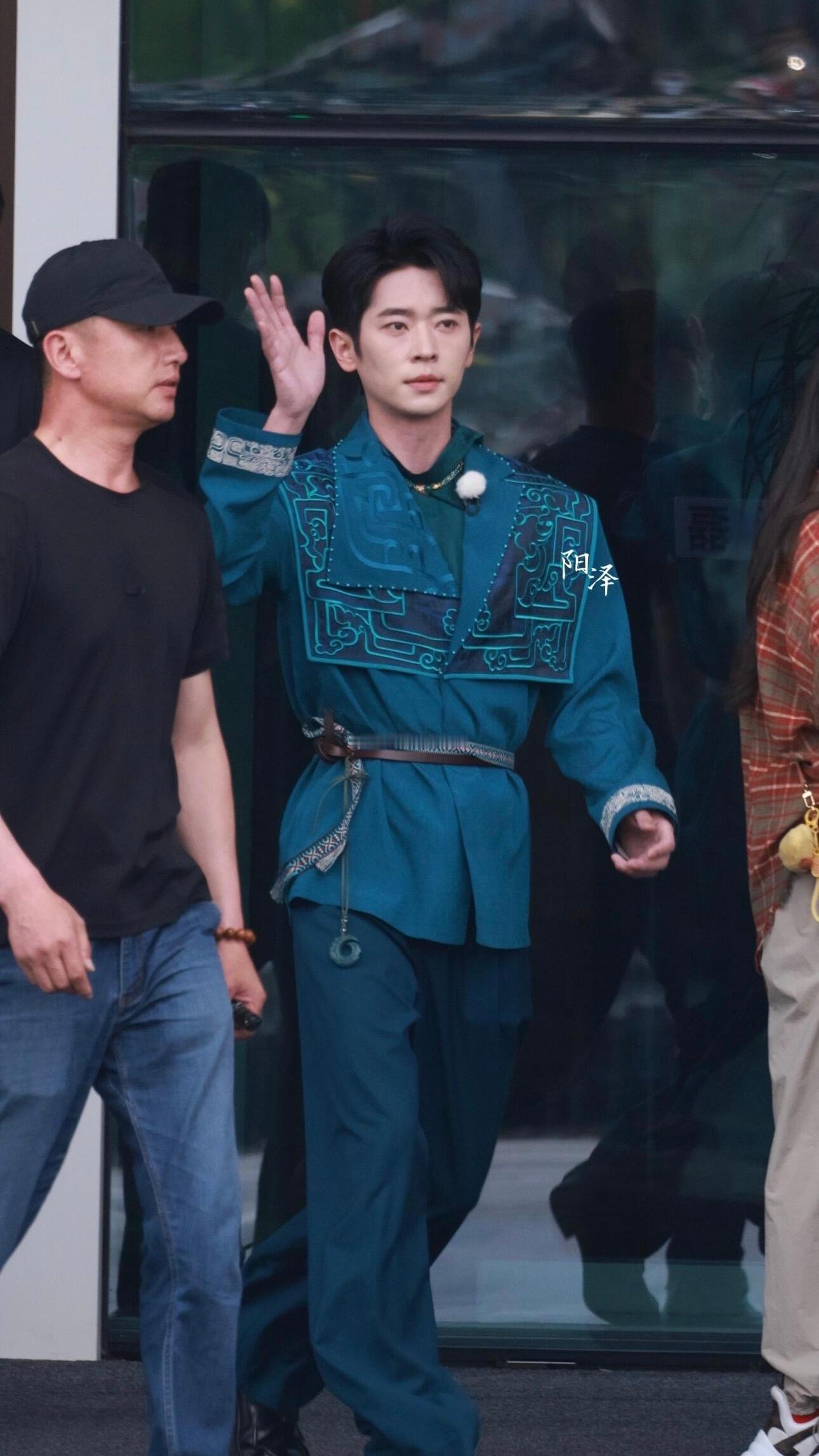 最新一期跑男录制造型路透来了李昀锐 张真源 范丞丞 白鹿 刘雨昕 丞磊 