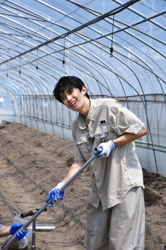 #赵小童又回大棚里了##赵小童在通沟#赵小童这模样，确实有回到大棚的感觉。在通沟