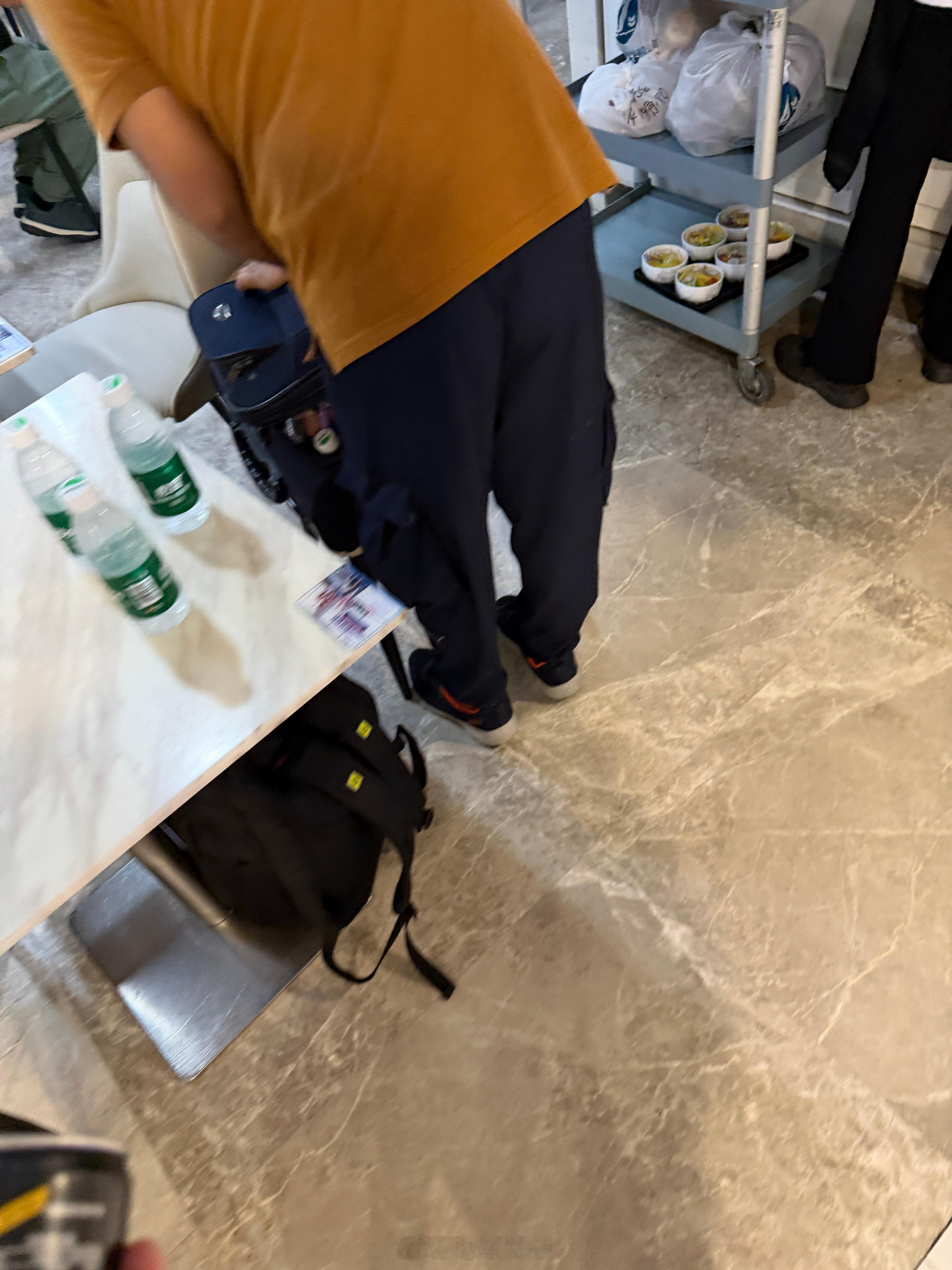 南航休息室遇到一个南亚哥们，往行李箱和书包塞了一两箱水进去，把我看呆了最后三瓶实