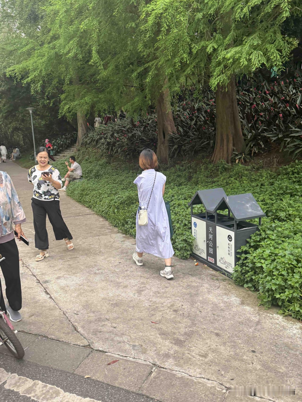这是失去手臂的女孩！
她的袖子一边缝起来了，
可能截肢处丑陋吧！

今天在公园溜