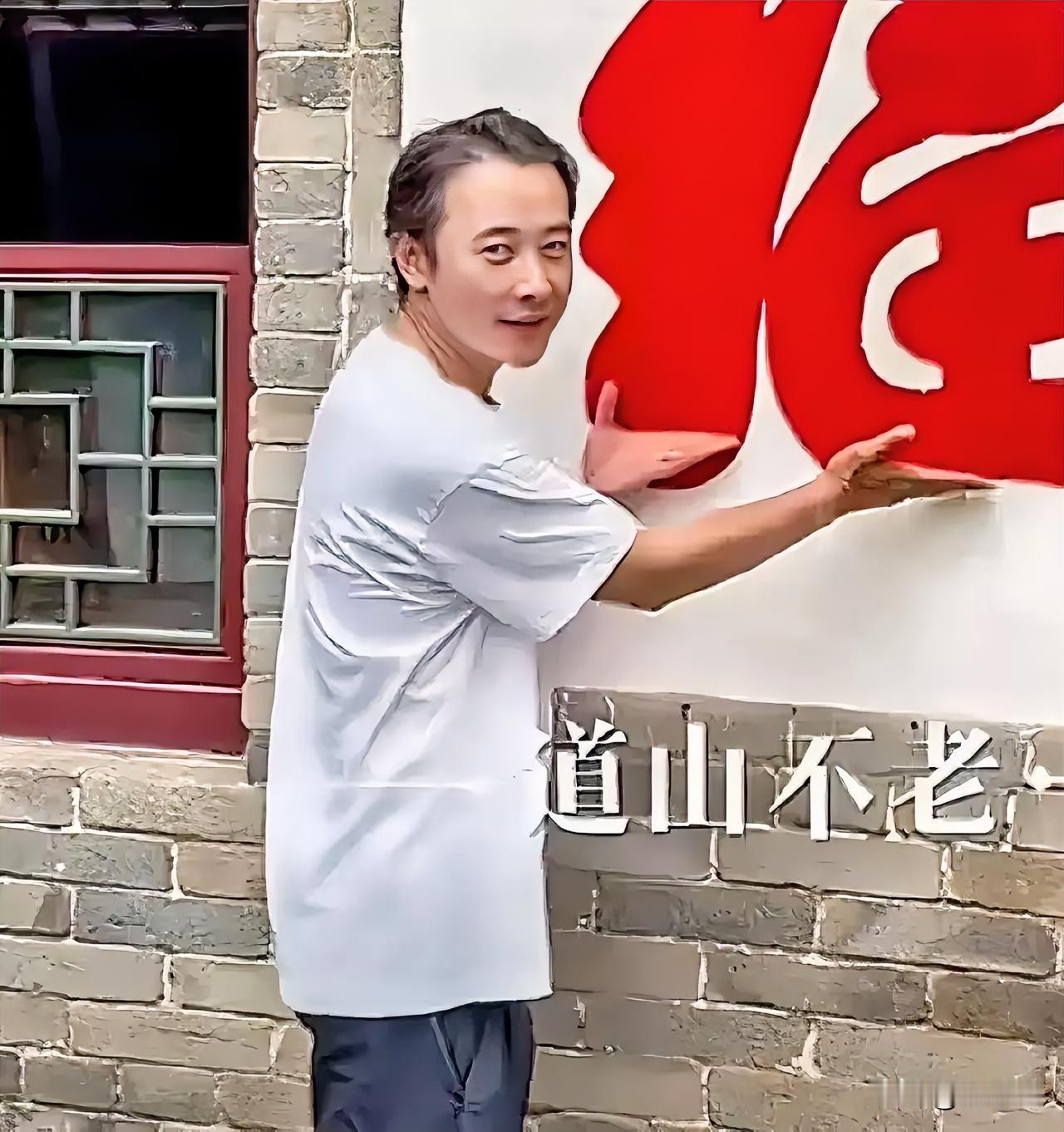 罗晋变胖了，我忍了
罗晋变老了，我也忍了
但是我实在是忍不了，这个44岁的男人竟