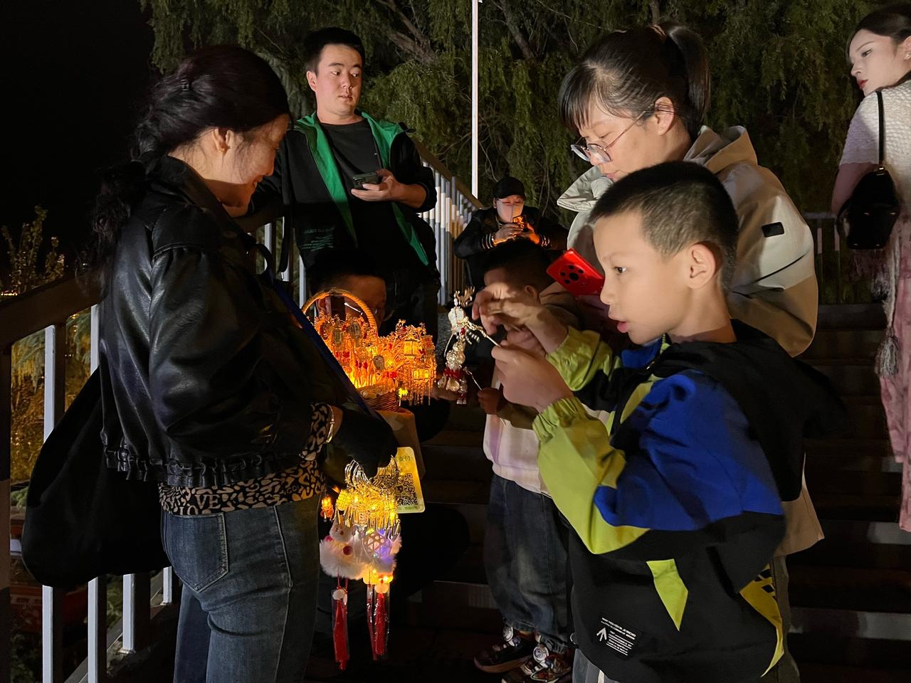 为何说任何时候都不要将孩子的好奇心破灭？那一天，我在甘肃兰州的中山桥看到有一帮小