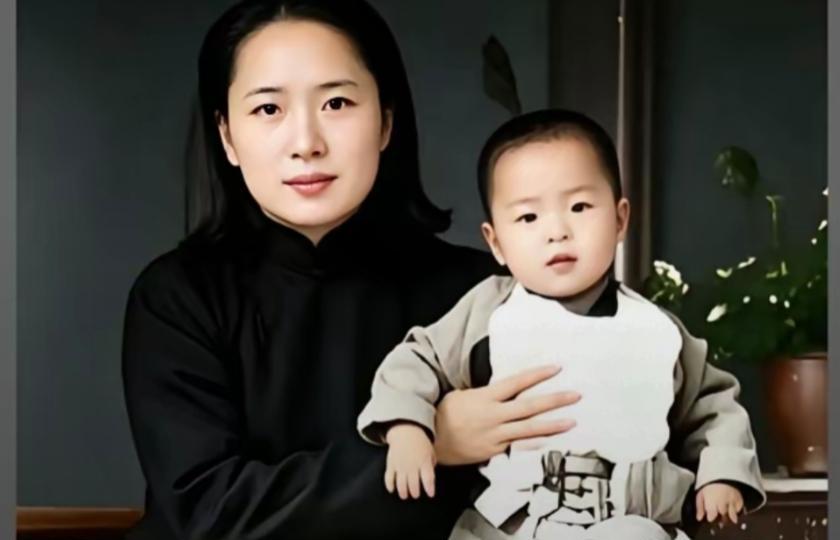 南宁保卫战前夕，广西学生军女生队干部罗彩云（据民间抗战记忆记载），匆匆赶回家里，