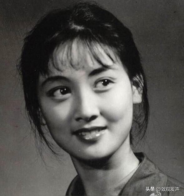1957 年出生于重庆的她，毕业于四川省川剧学校，之后在演艺界大放异彩。1987