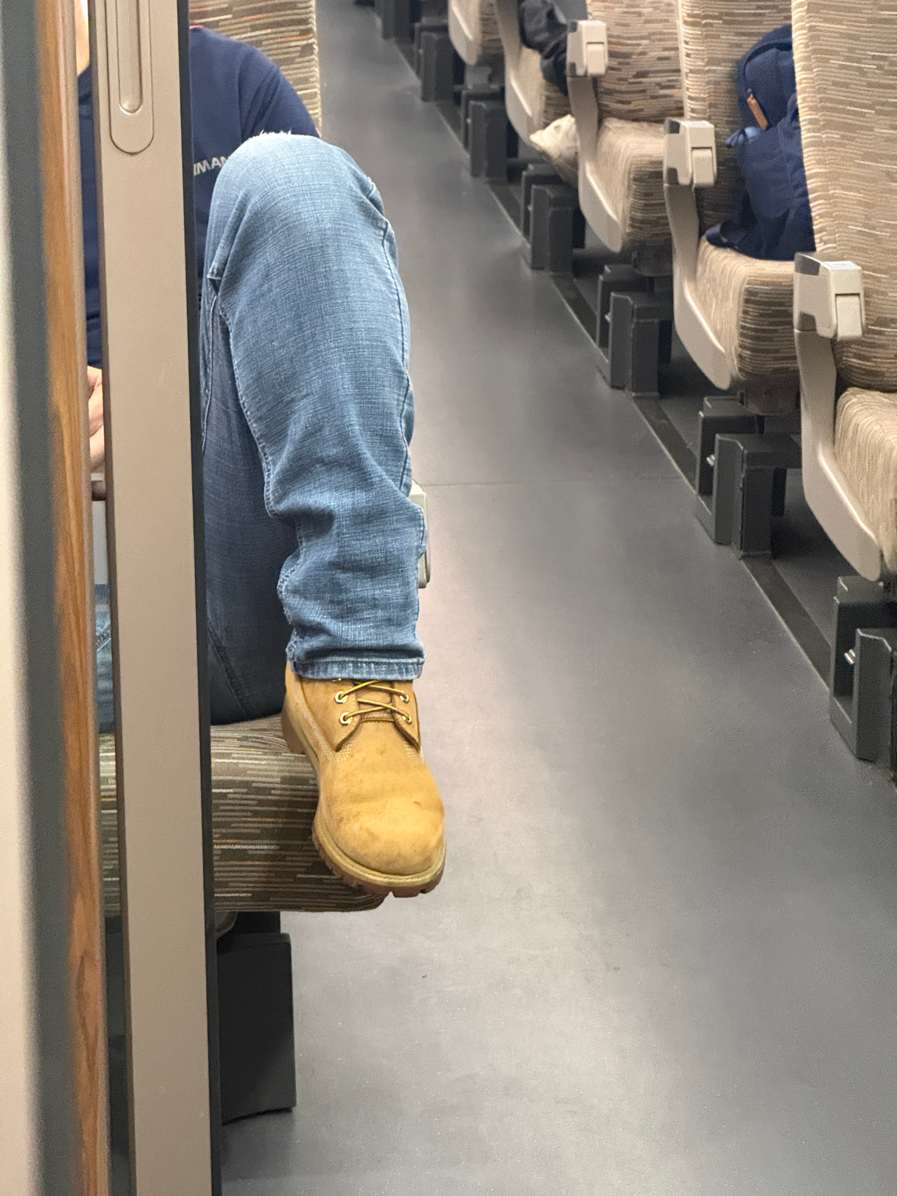 老哥穿得挺帅，素质有点堪忧呀 ​​​