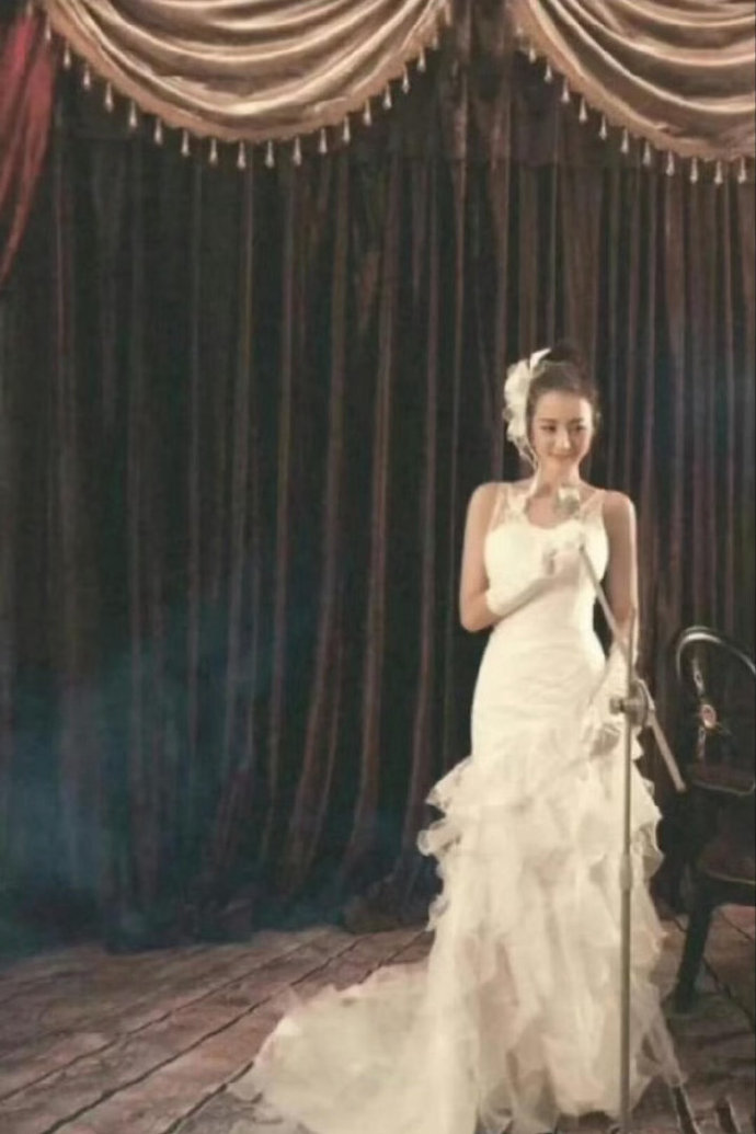 迪丽热巴迪丽热巴素人婚纱模特时期 热巴素人时期的婚纱模特照也太可了吧！邻家女孩般