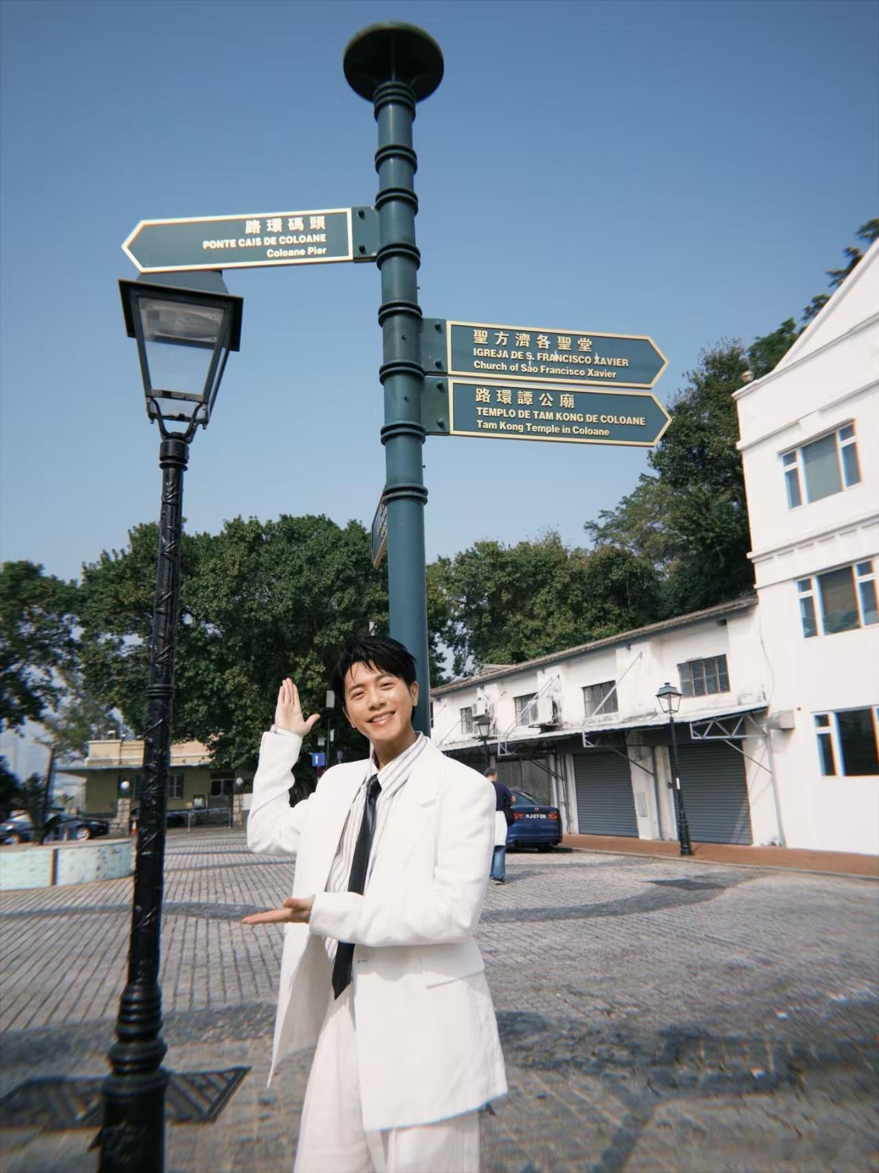 浪姐披哥组队给韦礼安巡演打call没想到韦礼安披哥2年了还有售后 阿如那人形立牌