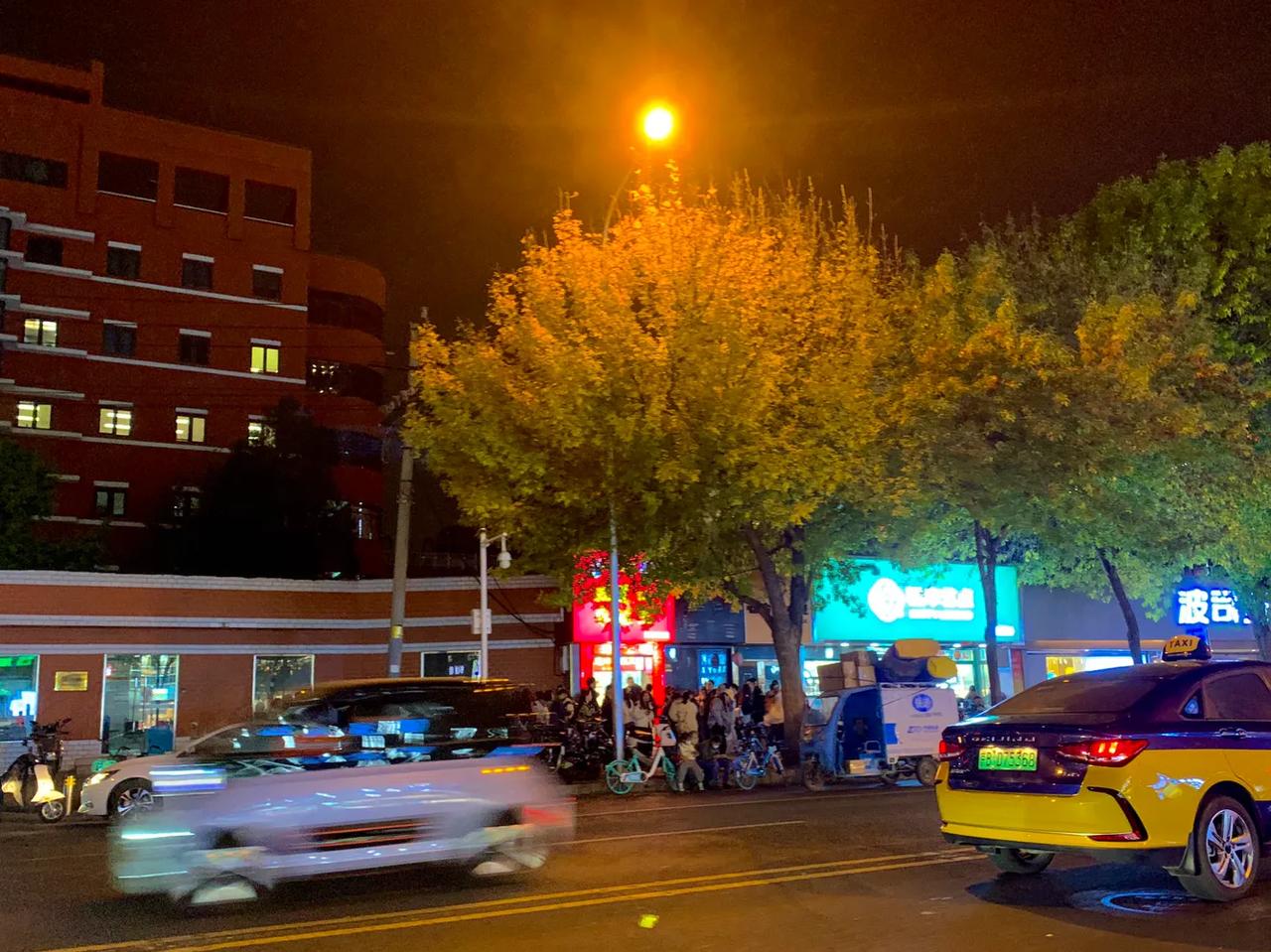 北京这家小吃店的顾客都是高学历，全国没比了，在这开了得有20多年了吧，晚上路过门
