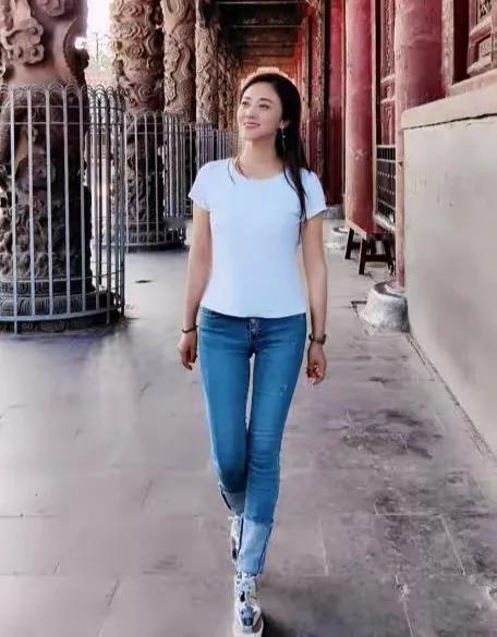 也谈王小玮去三沙游玩

刚刚看到原玖月奇迹组合中的女主人王小玮，在三沙游玩的图片