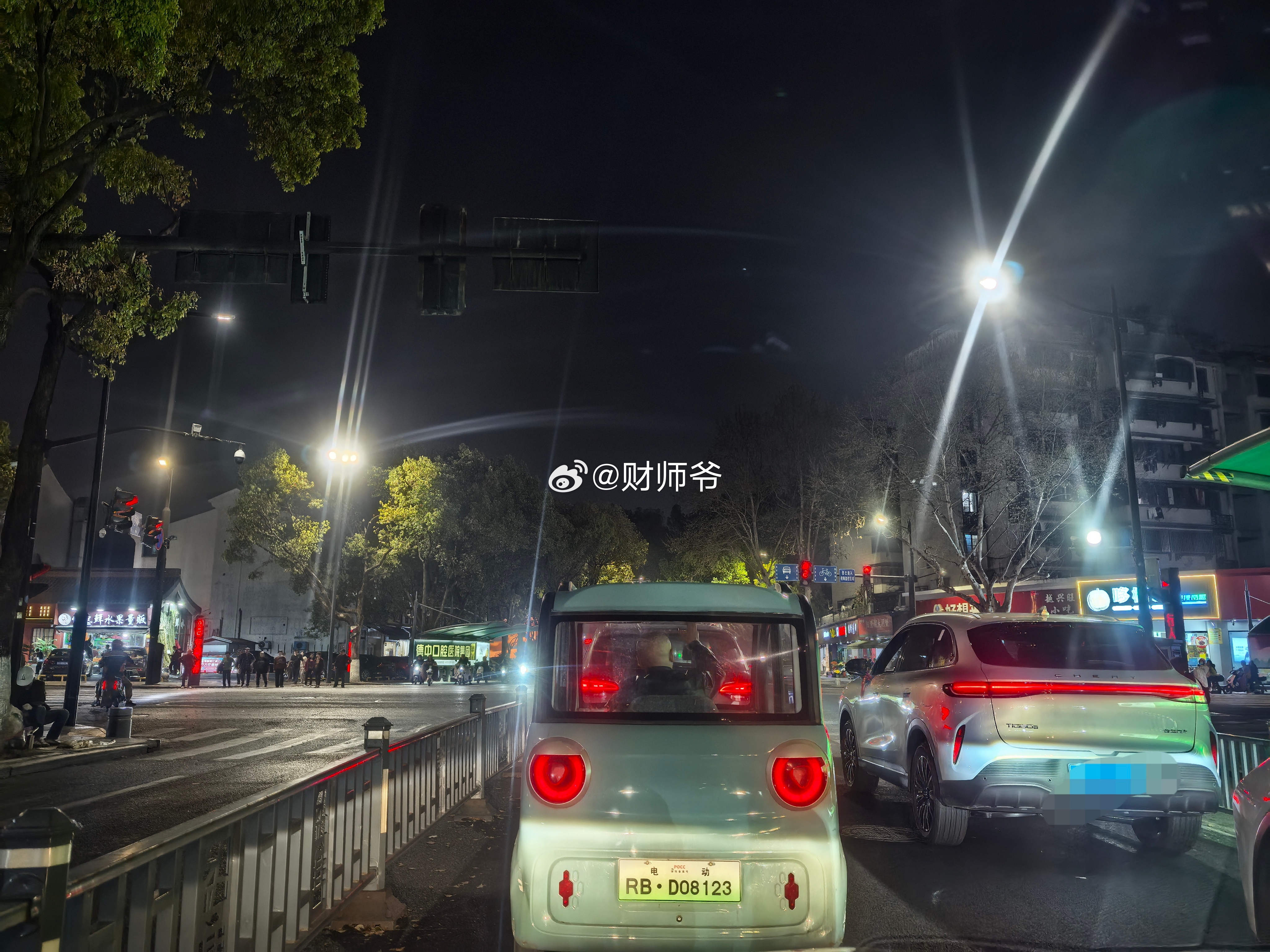 像“老头乐”这种，光劝导是没有用的，还是照样大摇大摆地开上街头。 绍兴·大龙市场