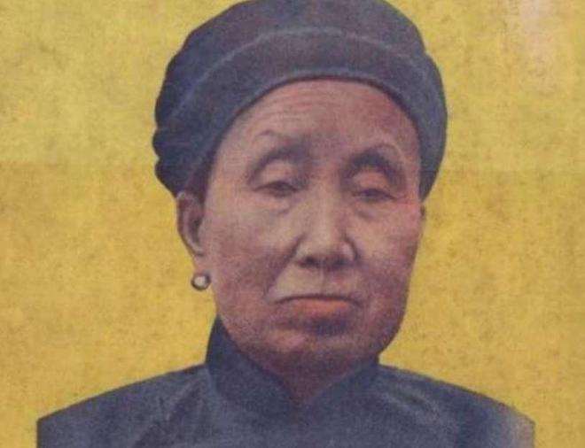 她出生就被预言有“王”命，22岁成为女王爷，蒋介石亲自授予她中将军衔，32岁却被