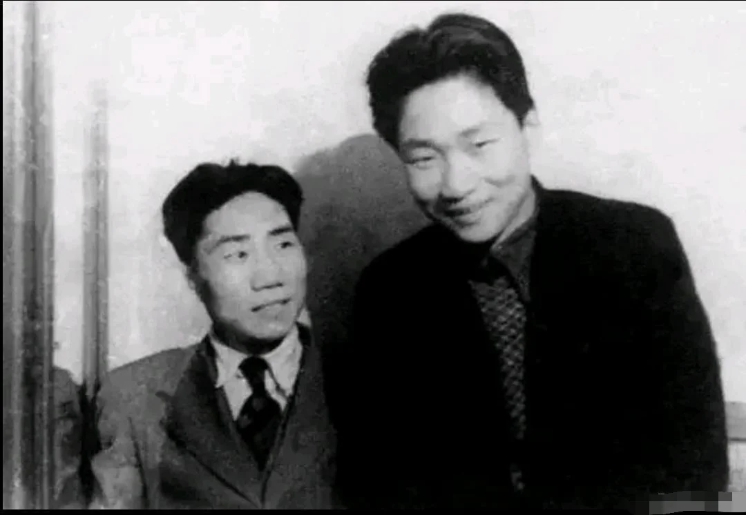 这张黑白老照片是毛岸英、毛岸青兄弟早年在苏联求学时拍下的合影，兄弟二人...