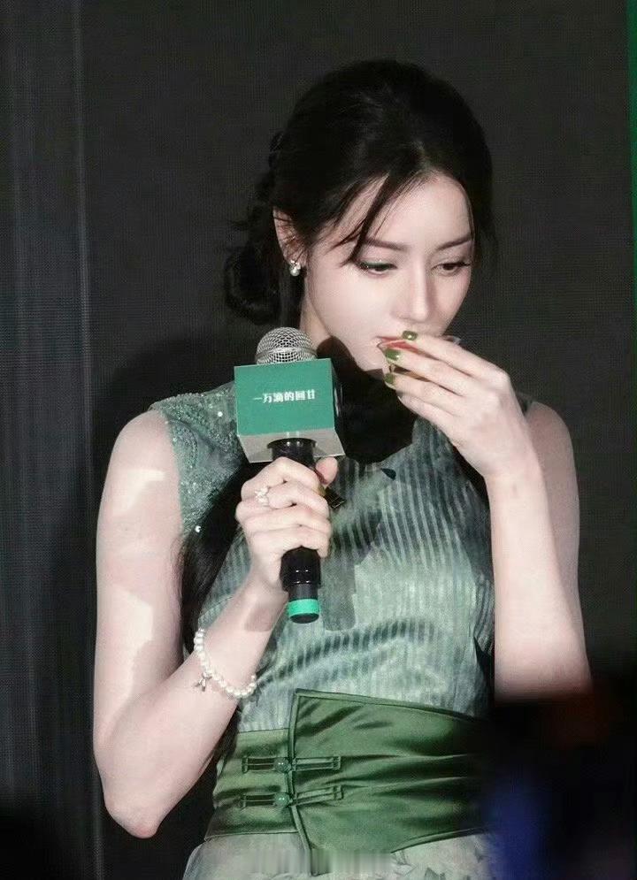 迪丽热巴今日品牌活动 这个造型太漂亮了[送花花] ​​​