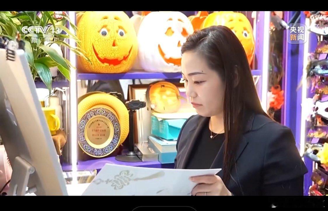 义乌女老板对CNN霸气喊话美国客户，展现出中国商人的智慧、勇气与韧性，让人为之赞