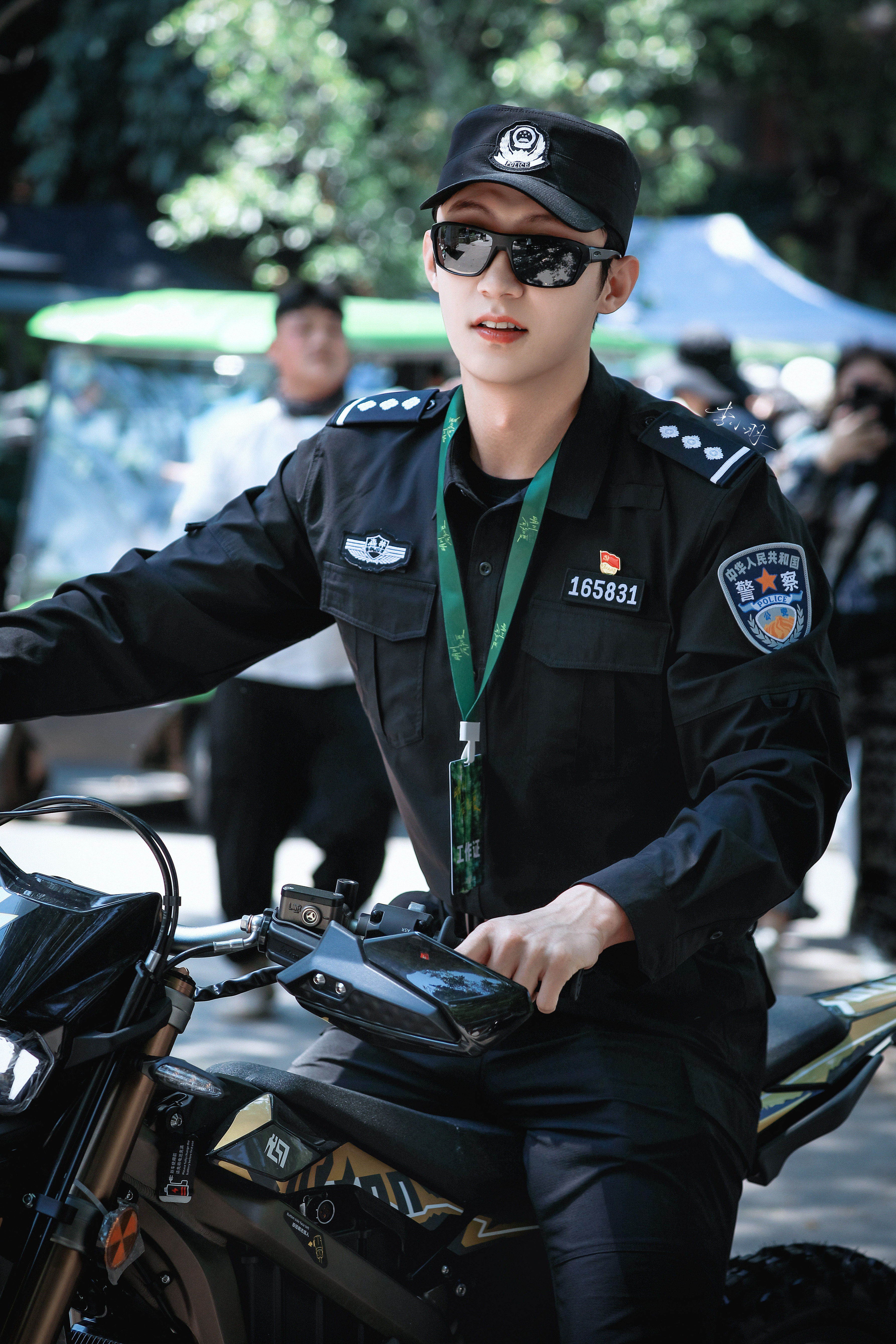 我看见黄景瑜穿制服︱警服︱军装，就像馋嘴的猫闻见了鱼腥，贪吃的老鼠掉进了米缸一样