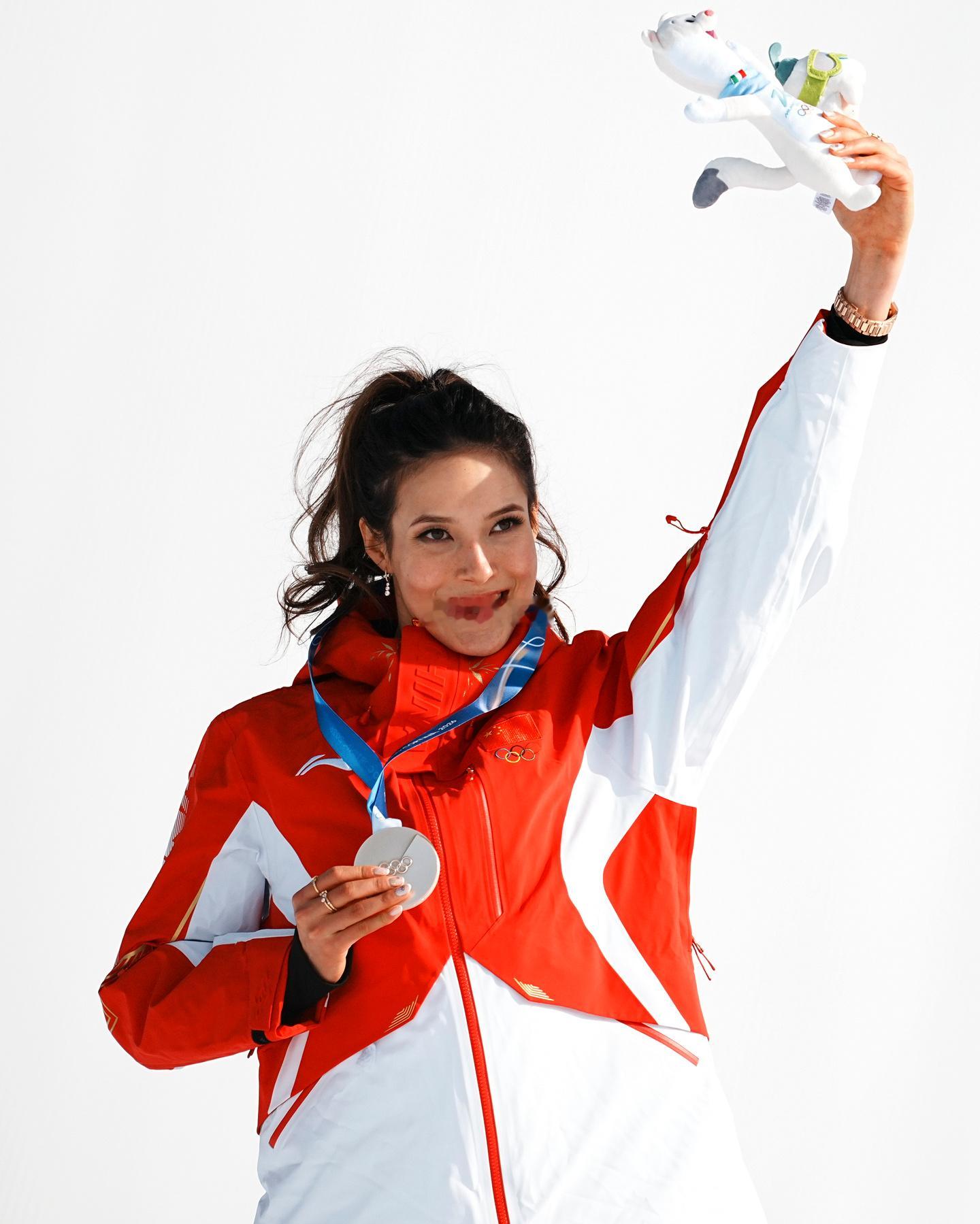 2022北京冬奥会：自由式滑雪女子坡面障碍技巧银牌，赛后高举吉祥物冰墩墩庆祝20