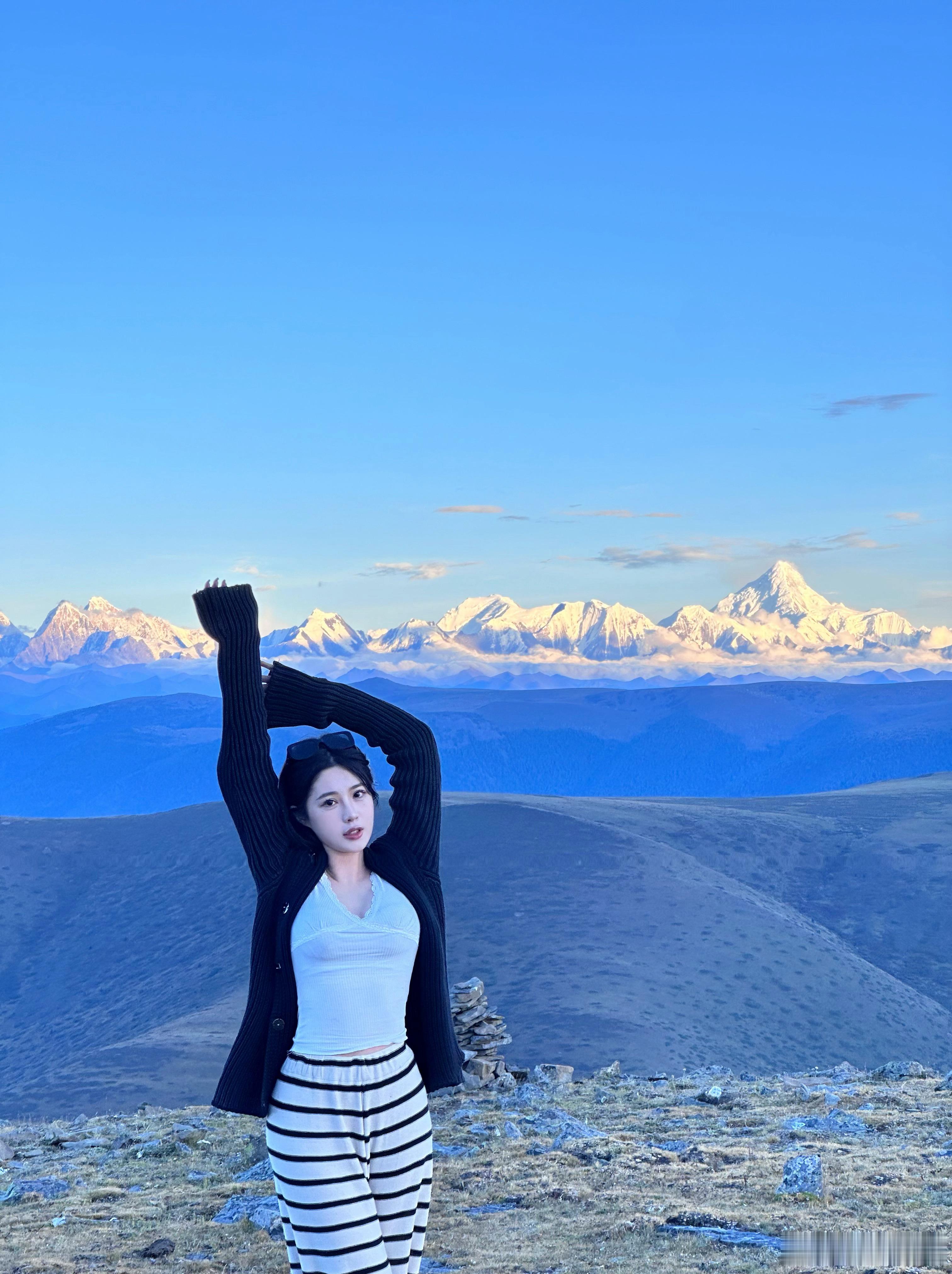 早上还是乌云压顶没想到走大运看到了日照金山⛰️明年会很幸运吧🥰  ​​​