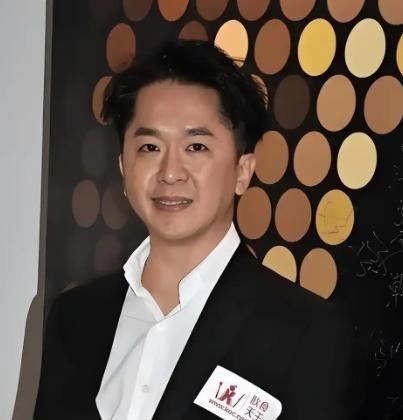 2003年，邓兆尊把父亲留下的永祥大厦卖了，以9540万港元卖给东华三院。那时，