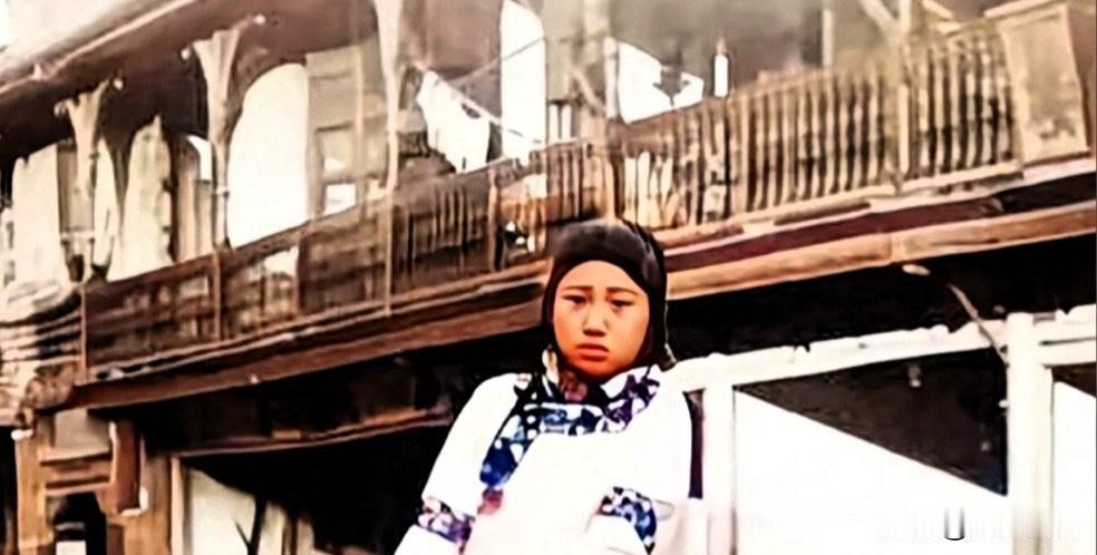 金香娥生于1899年，1920年第三届花国大选当选花国总理，也是官方花榜最后一届