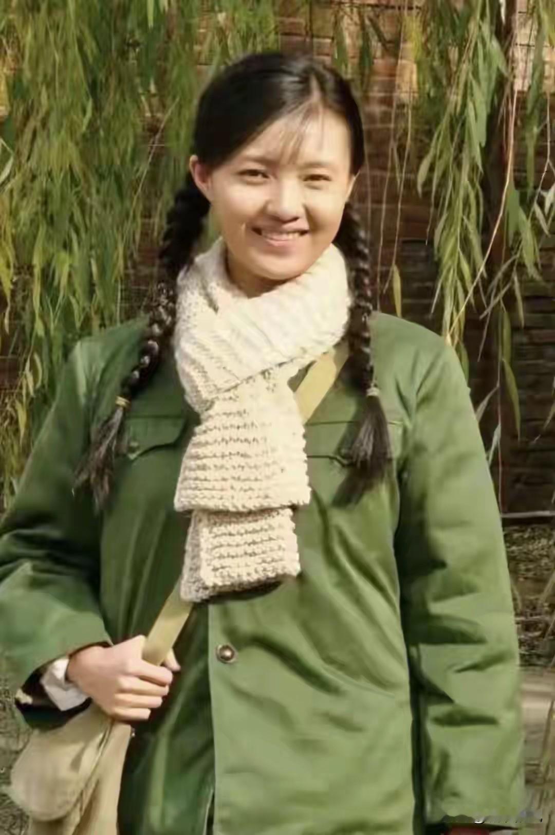 只知道她是个演员，今年49岁，却不知道她的名字。那时候的照片，是真照片，真实形象