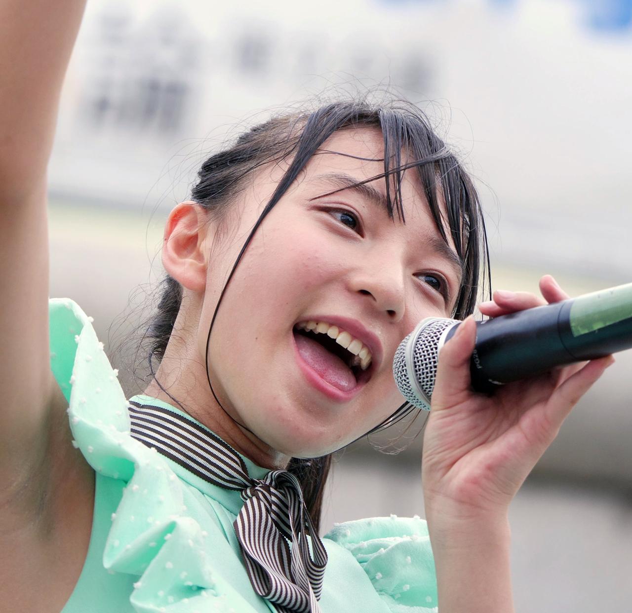 歌喉婉转如莺啼，声动梁尘