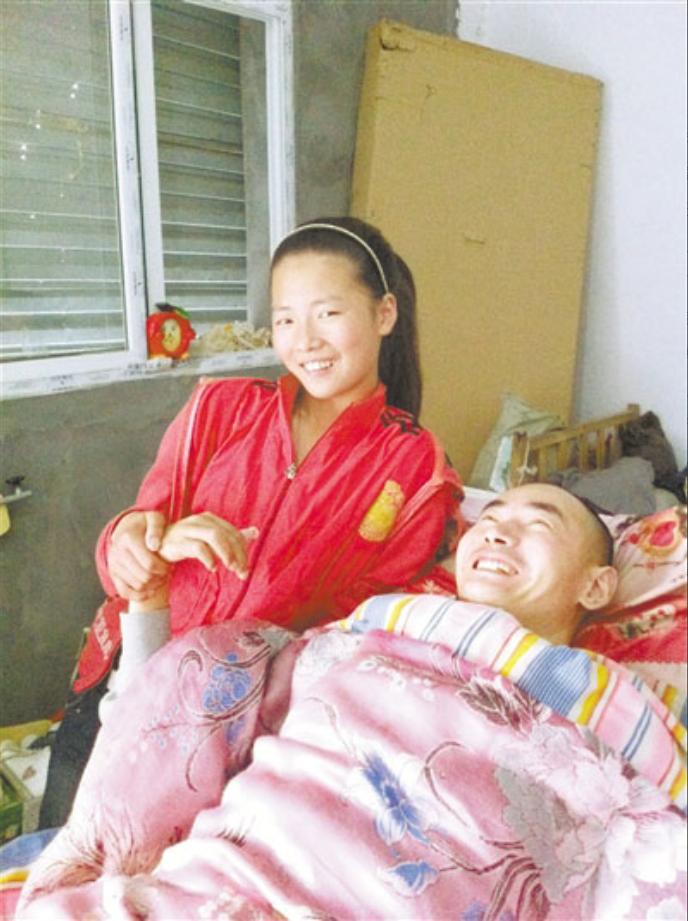 2001年安徽男子从楼梯摔下，颈部以下高位截瘫，妻子弃他而去，男人心如死灰，绝食