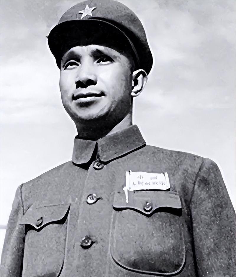 1935年，王耀武俘虏了一个红军师长，审讯时发现对方衣衫破烂不堪，浑身上下只有一