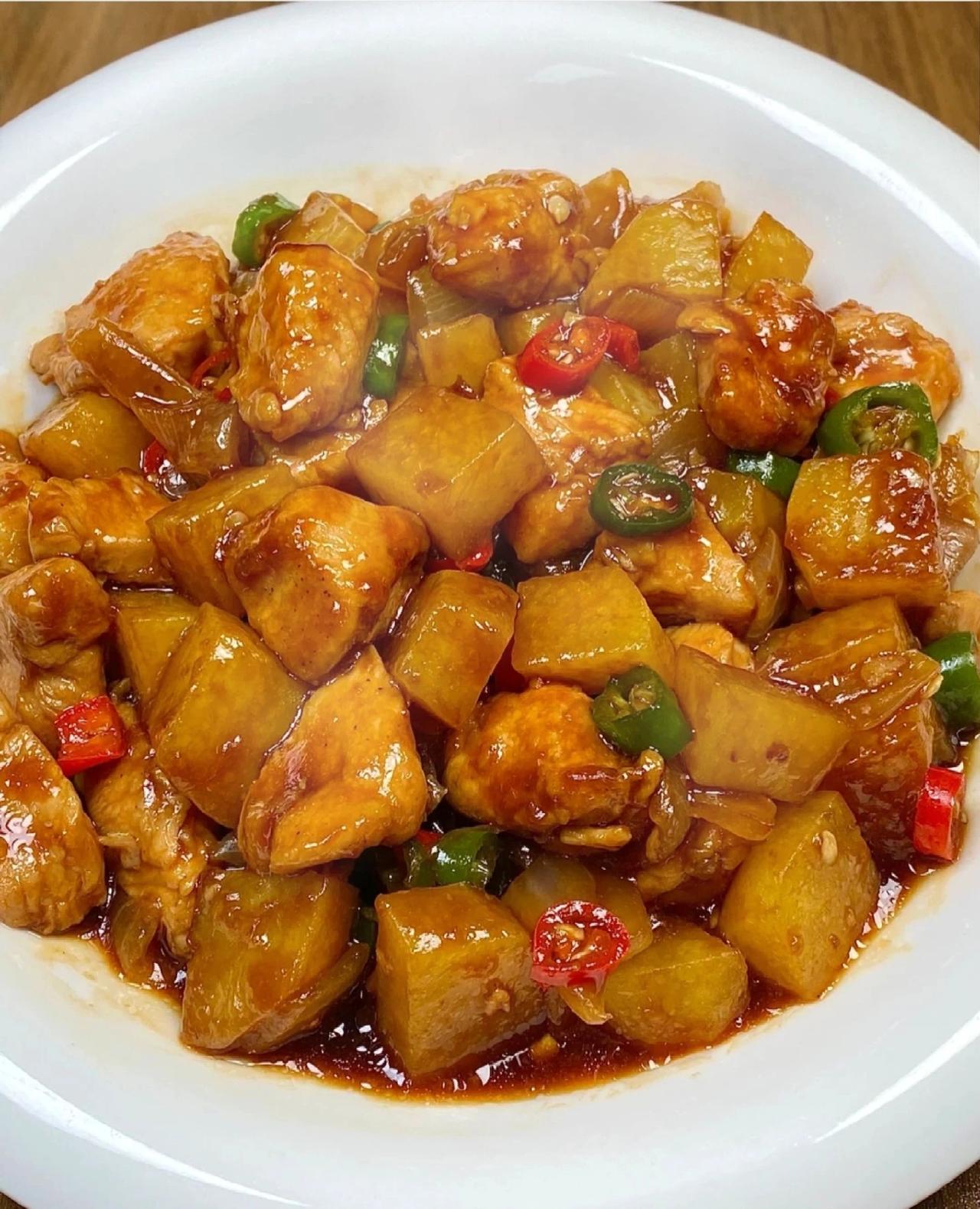 今天这个鸡胸肉焖土豆，又是炒光的一餐呀
今天把鸡胸肉做出新高度，鸡胸肉焖土豆真是