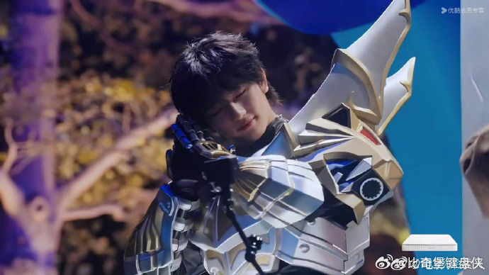 穆祉丞走到哪装备掉到哪周五晚高疯谁懂这种快乐！穆祉丞走到哪装备掉到哪，走秀掉零件