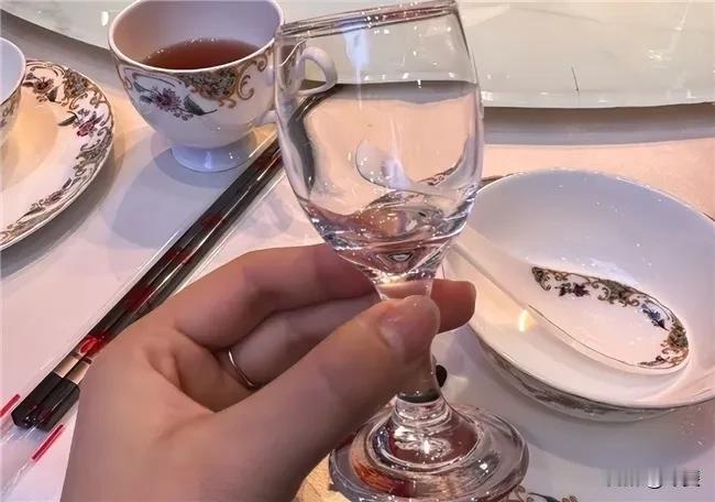 伊盟人灰习惯，一进门三疙蛋。伊盟就是现在的鄂尔多斯，“灰”这个表示颜色的词，在当