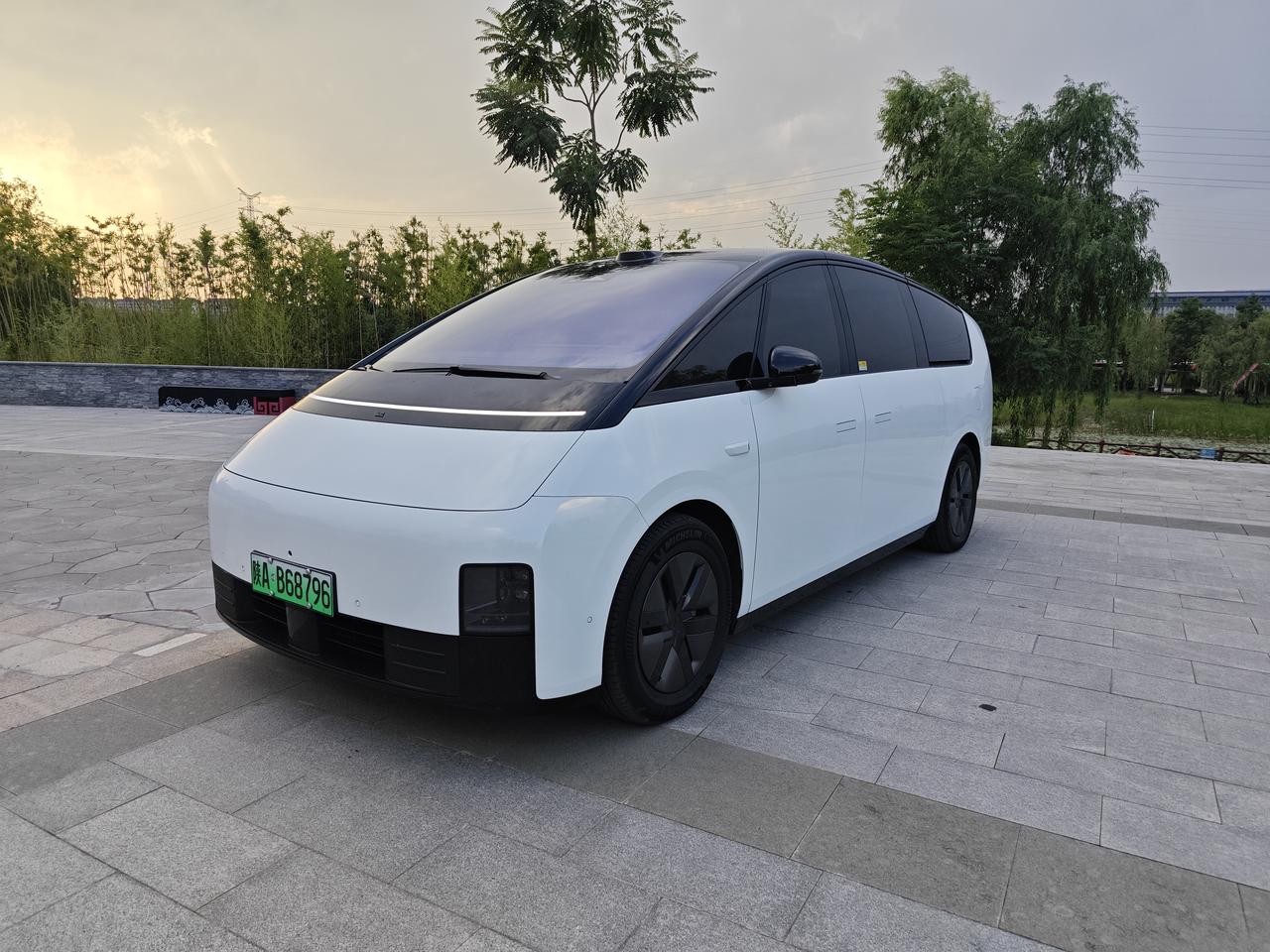 MEGA在上市之初的确被黑的太狠，其实产品力上挺细致，带阻尼和助力的车门，二排1