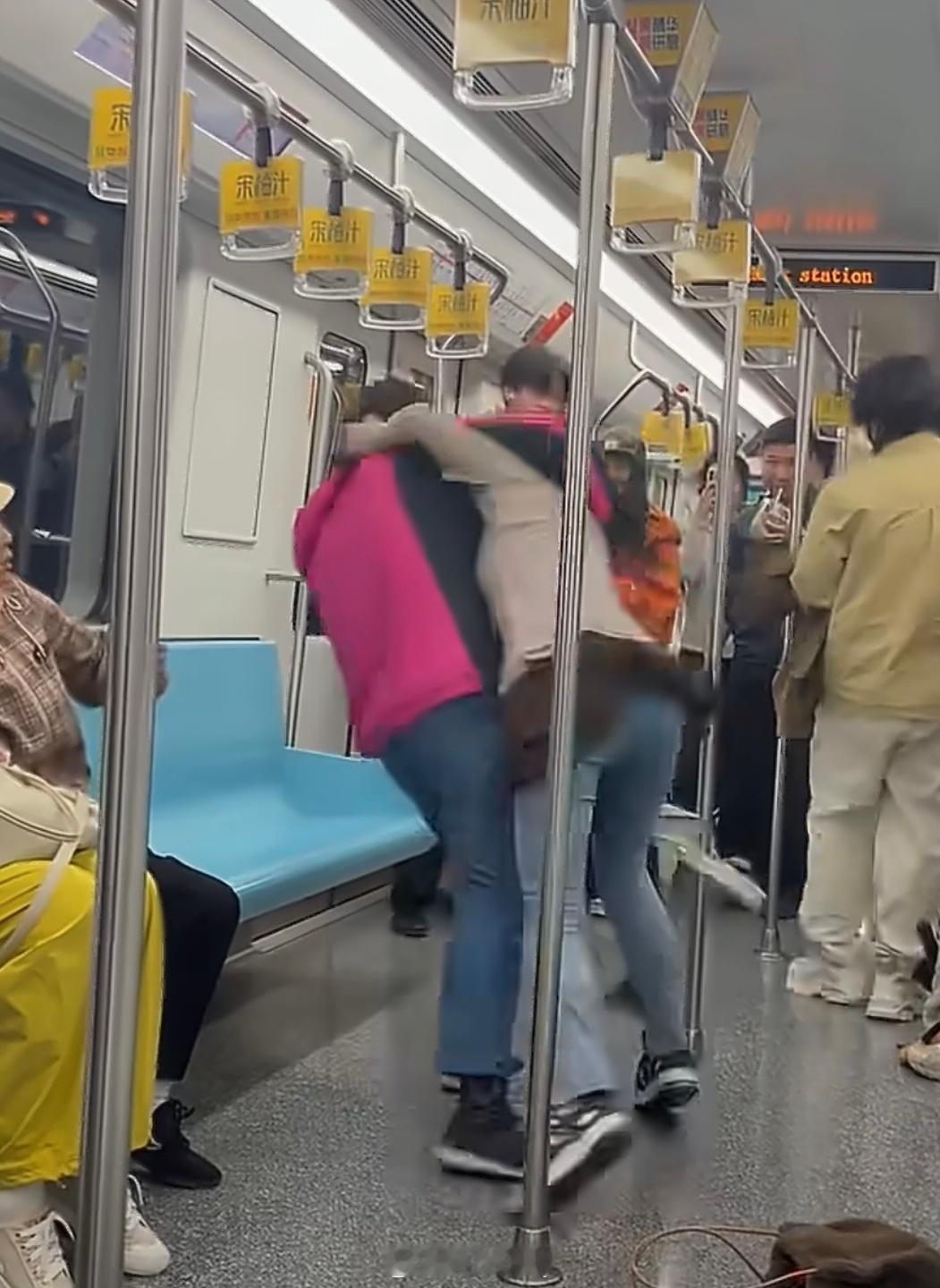 上海地铁女子和老太激烈扭打一团看图现场座位挺充分的啊，怎么就动起手来了，出门在外