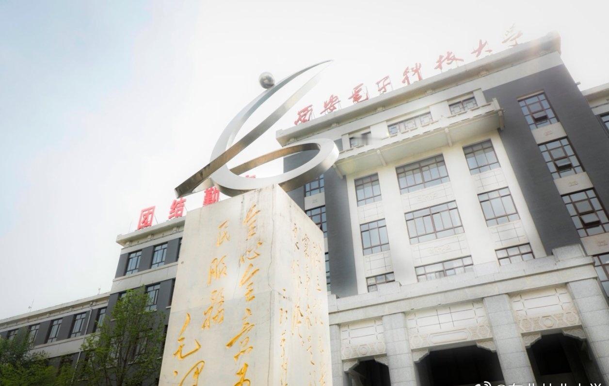 九十四年走过峥嵘岁月，
漫漫征程始于半部电台。
红色电波穿透岁月天堑，
在每一位