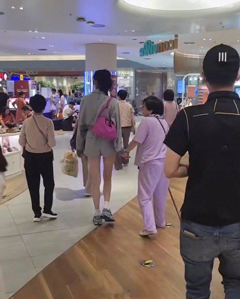 #泰国偶遇奚梦瑶和婆婆逛街# 近日，有网友在泰国偶遇何猷君、奚梦瑶与赌王四太逛街