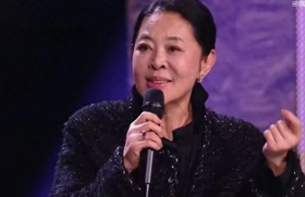 倪萍老了跟不上时代了，在家歇着吧。
 
没听说过做评委把评分给平分的，老好人当惯