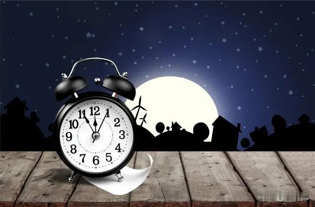 夜长梦多。
每一天夜晚的时长都是相同的。所谓夜长，不过是人们的一种错觉罢了。至于