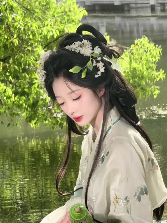 你像一场大雨，淋湿我的眼睛。