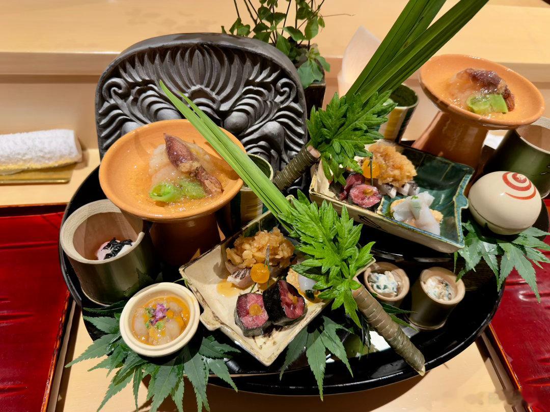 银座篠原，东京金牌店，米其林二星。说菜：图1是海鳗海胆车虾啫喱，第二道是毛蟹三明