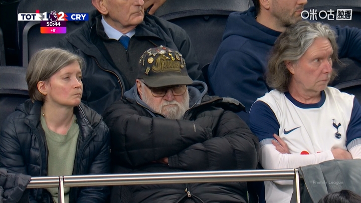 完全看不下去了！半场十人作战1-3落后，热刺主场球迷纷纷离场！