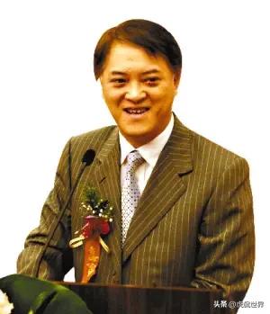 认识李思廉：半生商海掌舵，盼此程安然渡关。
在中国房地产浩荡发展的浪潮中，李思廉