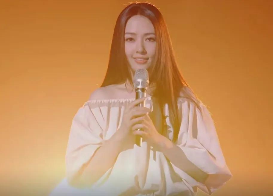 乘风2024里的郭碧婷好美呀
这算是复出成功了吧
一头长发披肩
女人味满满
一字
