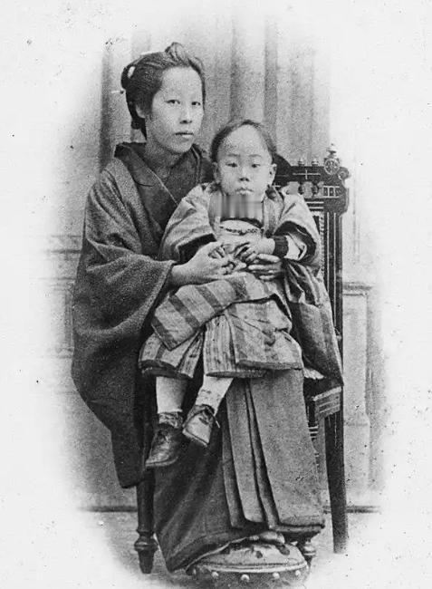 1918年5月2日，苏曼殊因暴饮暴食逝世，年仅35岁，死后在他枕头和床铺下发现很