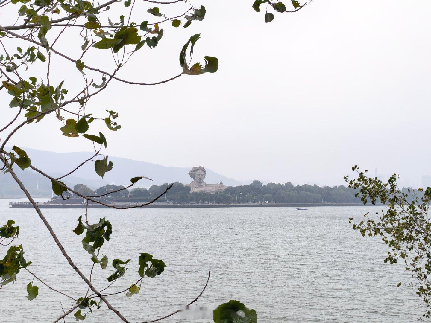 🍂🍁秋日橘子洲的两段引文：“橘子洲又称水陆洲，是长沙市区湘江水域内的一座小岛
