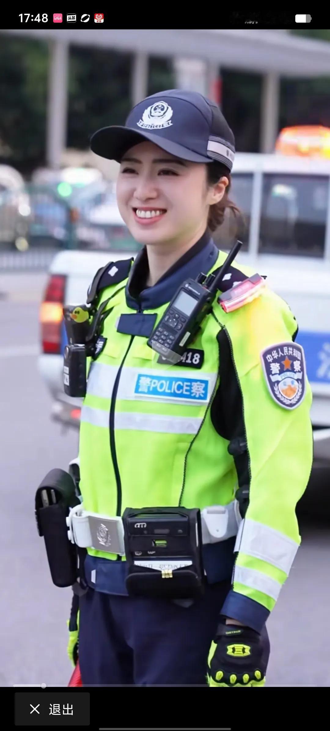 在浦东陆家嘴，人们看到了一道亮丽的风景。在金贸大厦下，有一些女交警在执法，她们青